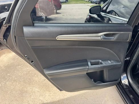 Used 2019 Ford Fusion SE FWD image 18