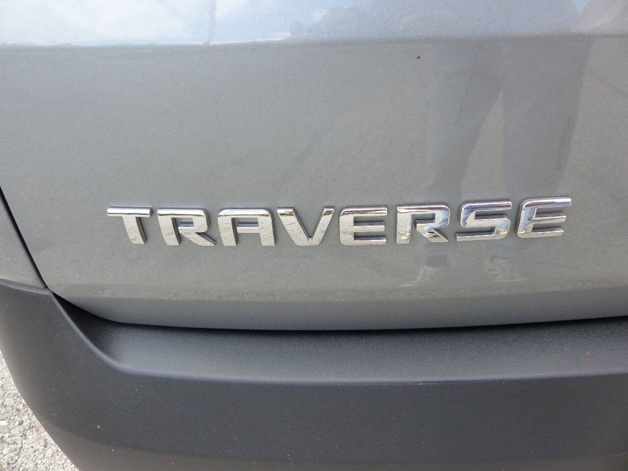 Used 2023 Chevrolet Traverse LS w/ Safety Package FWD image 9
