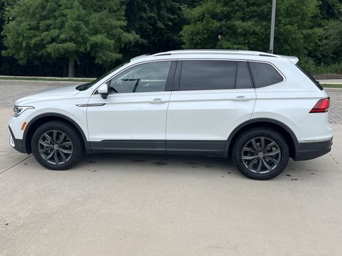 Used 2023 Volkswagen Tiguan SE w/ Panoramic Sunroof Package FWD image 7