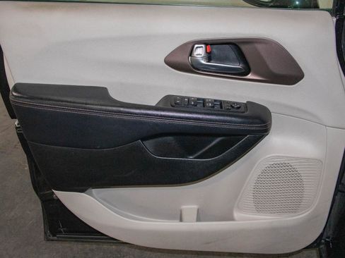 Used 2019 Chrysler Pacifica Touring-L image 10