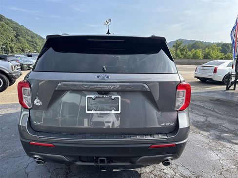 Used 2022 Ford Explorer XLT w/ Equipment Group 202A image 6