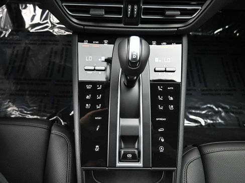 New 2026 Porsche Macan AWD/4WD image 15