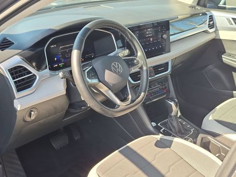 Used 2025 Volkswagen Taos SE AWD/4WD image 15