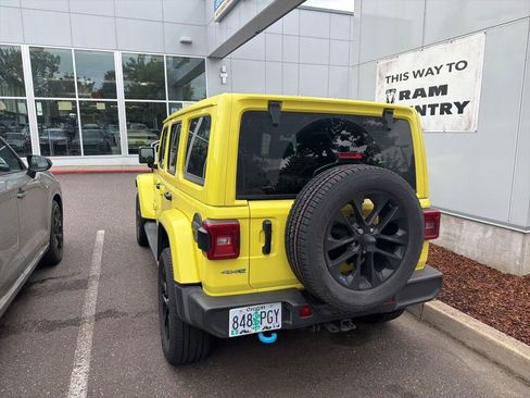 Used 2023 Jeep Wrangler Unlimited Sahara w/ Cold Weather Group AWD/4WD image 5