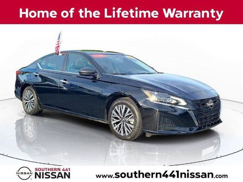 Certified 2025 Nissan Altima 2.5 SV FWD image 1