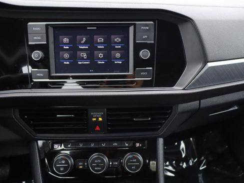Used 2023 Volkswagen Jetta SE FWD image 19
