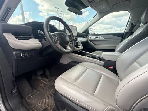 Used 2025 Ford Explorer Active w/ Active Comfort Package AWD/4WD image 13