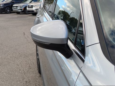 Used 2019 Volkswagen Tiguan SE image 12