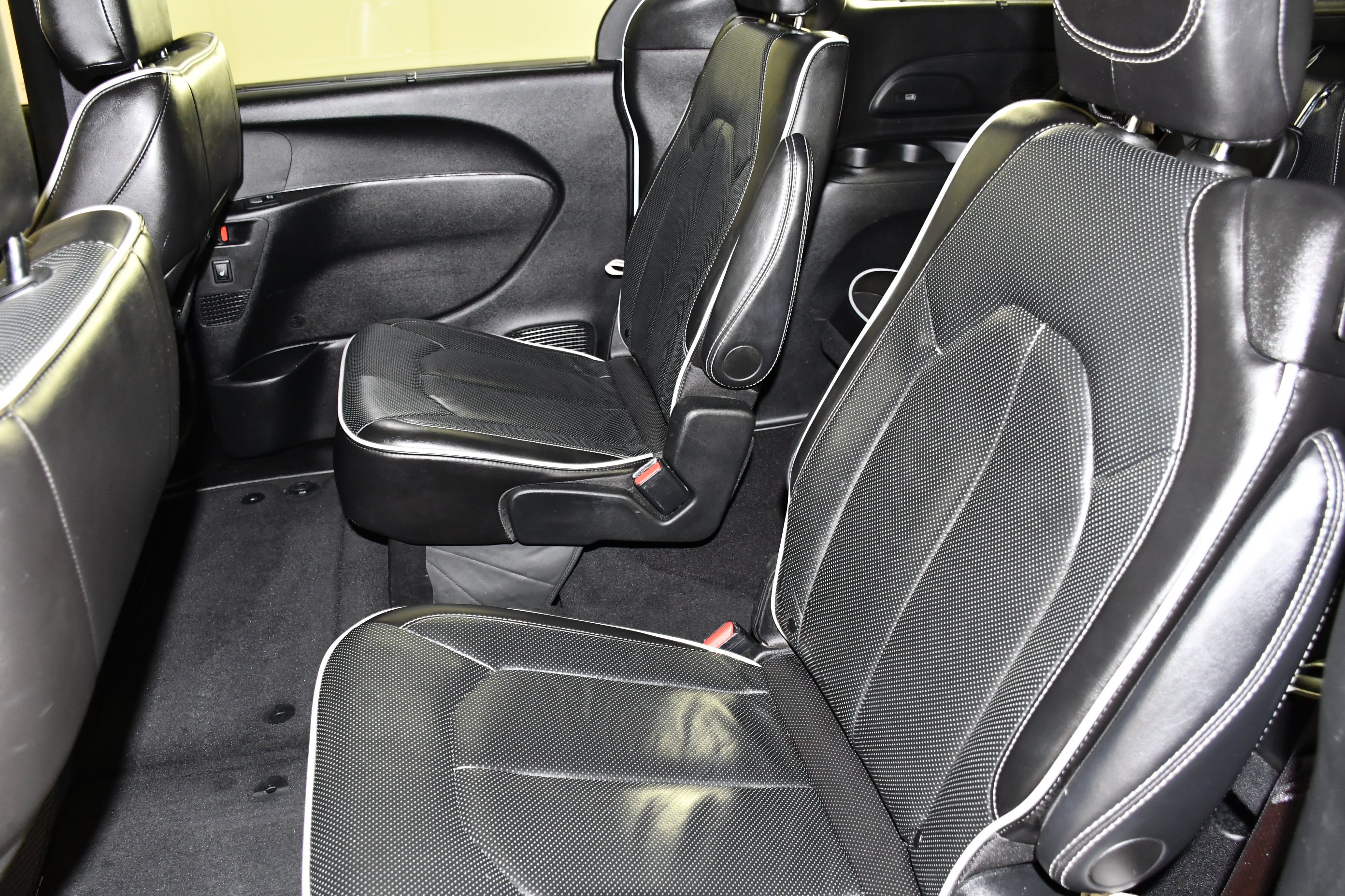 Used 2025 Chrysler Pacifica Limited FWD image 46