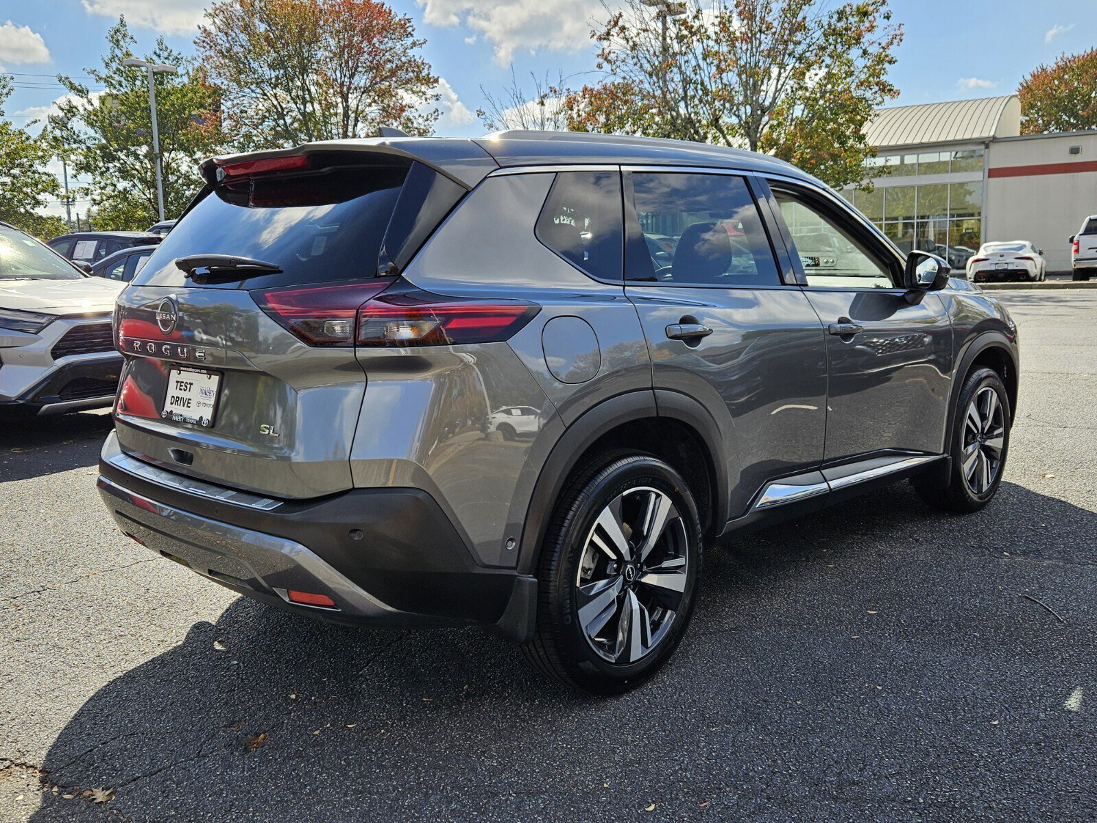 Used 2023 Nissan Rogue SL w/ SL Premium Package FWD image 4