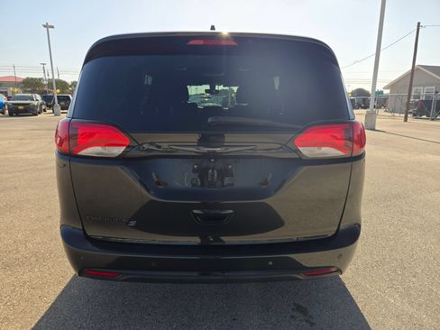 Used 2018 Chrysler Pacifica Touring Plus w/ S Appearance Package FWD image 4