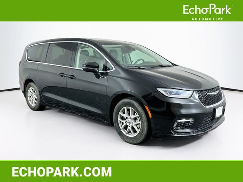 Used 2023 Chrysler Pacifica Touring-L FWD image 1