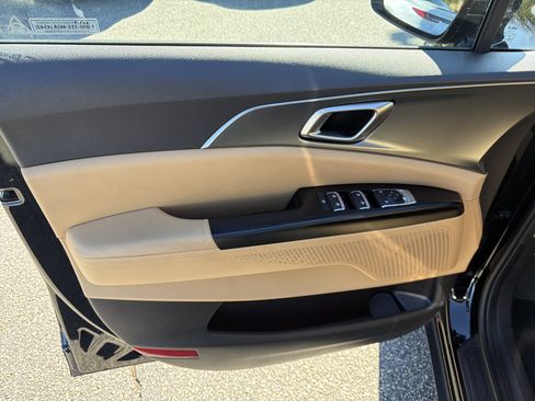 Used 2024 Kia Carnival LX image 19