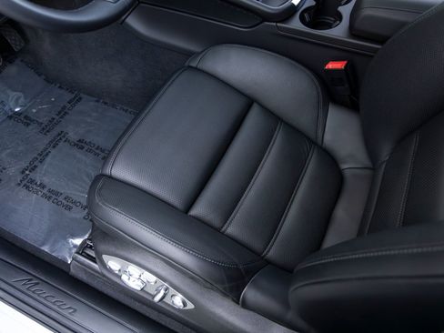 Certified 2025 Porsche Macan AWD/4WD image 26