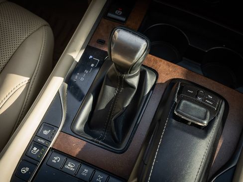 Used 2020 Lexus LX 570 4WD w/ Luxury Package image 42