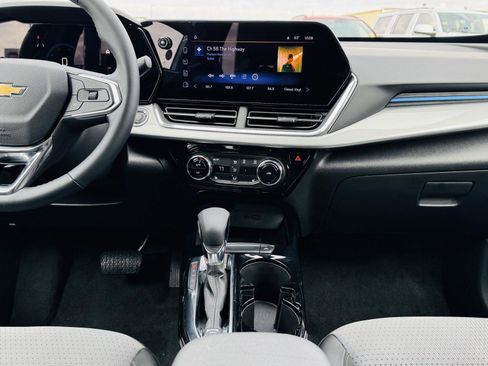 Used 2025 Chevrolet Trax LT w/ LT Convenience Package image 21