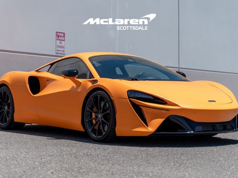 Used 2023 McLaren Artura RWD image 9