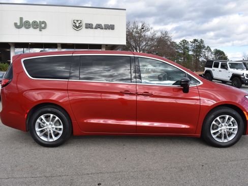 New 2026 Chrysler Pacifica Select FWD image 10