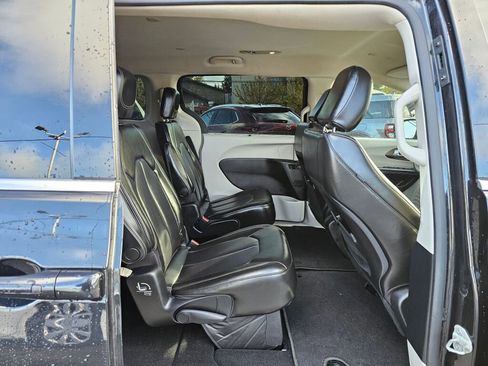 Used 2021 Chrysler Voyager Lxi image 13