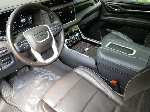 Used 2023 GMC Yukon XL Denali AWD/4WD image 13