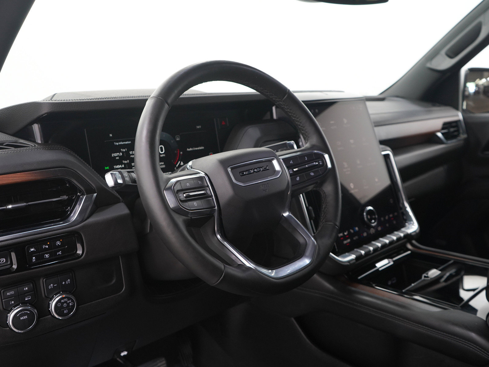 Used 2025 GMC Yukon XL Denali AWD/4WD image 26