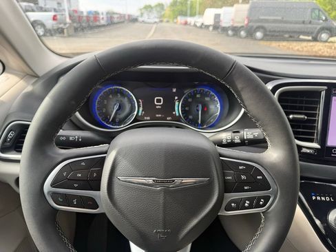 Used 2023 Chrysler Pacifica Touring-L FWD image 3