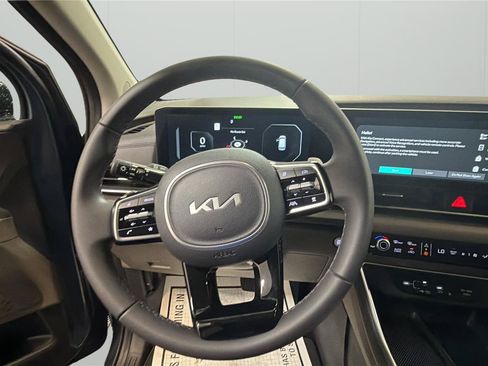 Used 2025 Kia Carnival SX FWD image 22