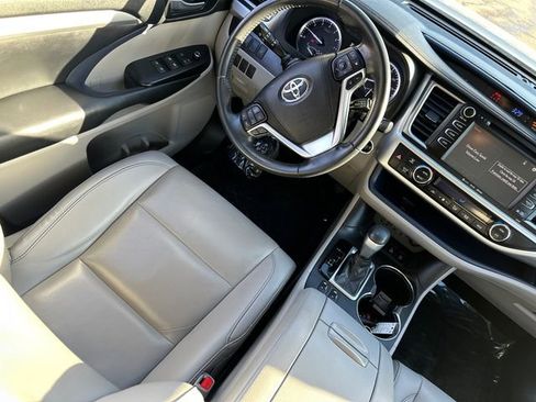 Certified 2019 Toyota Highlander XLE w/ Carpet Mat Package (TMS) image 22
