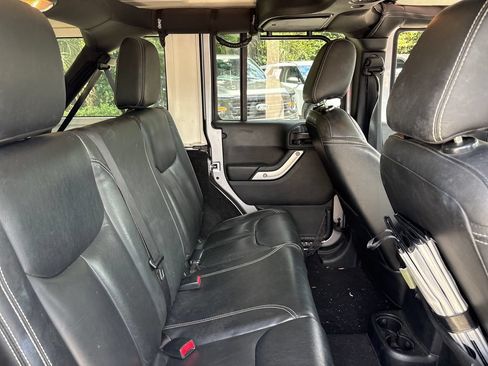 Used 2016 Jeep Wrangler Unlimited Sahara w/ Connectivity Group AWD/4WD image 29