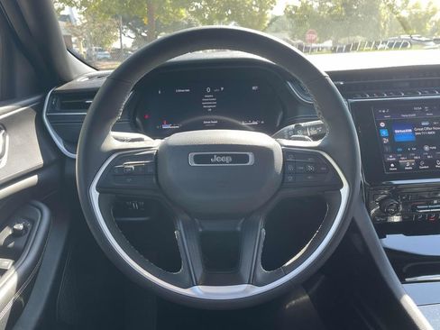 Used 2024 Jeep Grand Cherokee L Laredo image 14