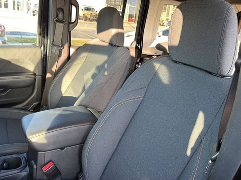 Used 2025 Jeep Wrangler Unlimited Sahara AWD/4WD image 28