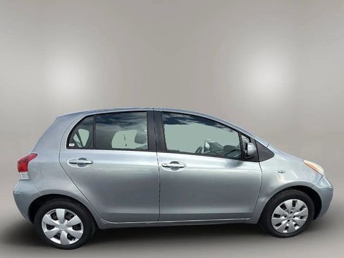 Used 2010 Toyota Yaris 4-Door Hatchback image 8