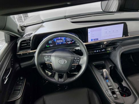 Used 2023 Toyota Crown Limited image 24