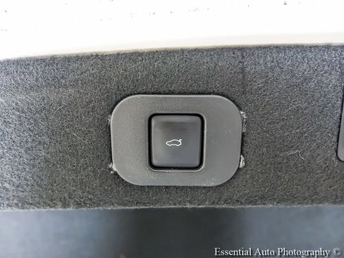 Used 2019 Lincoln Continental Select w/ Continental Climate Package FWD image 25