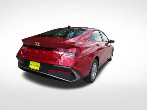 Certified 2025 Hyundai Elantra SE FWD image 5