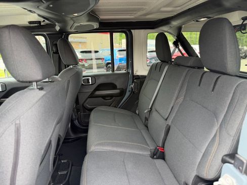 Used 2024 Jeep Wrangler Unlimited Sahara AWD/4WD image 6