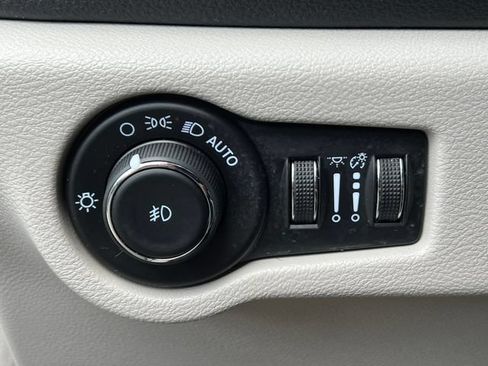 Used 2024 Chrysler Pacifica Limited FWD image 21