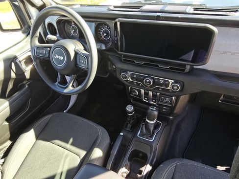 Used 2025 Jeep Wrangler Sport image 18