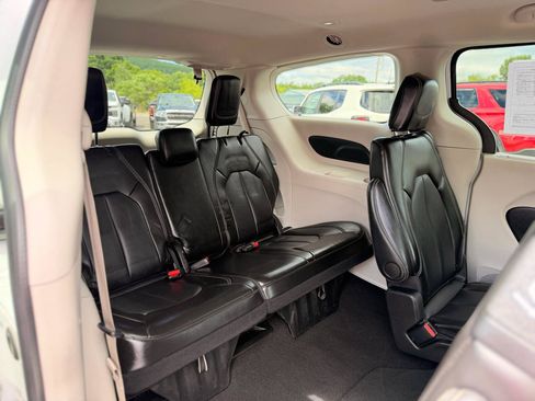 Used 2024 Chrysler Pacifica Touring-L FWD image 21