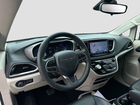 Used 2023 Chrysler Pacifica Touring-L FWD image 10