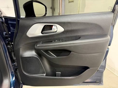 Used 2025 Chrysler Pacifica Limited FWD image 30