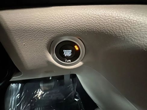 Used 2021 Chrysler Pacifica Touring-L FWD image 18