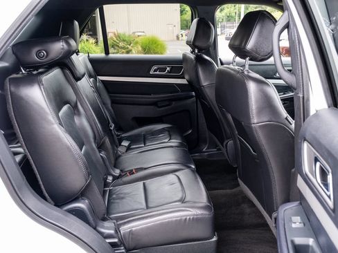 Used 2017 Ford Explorer XLT w/ Equipment Group 202A AWD/4WD image 33