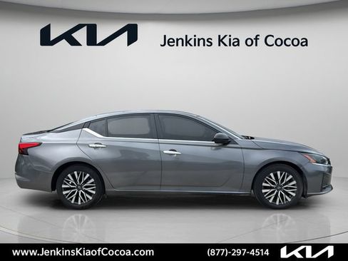 Used 2025 Nissan Altima 2.5 SV FWD image 3