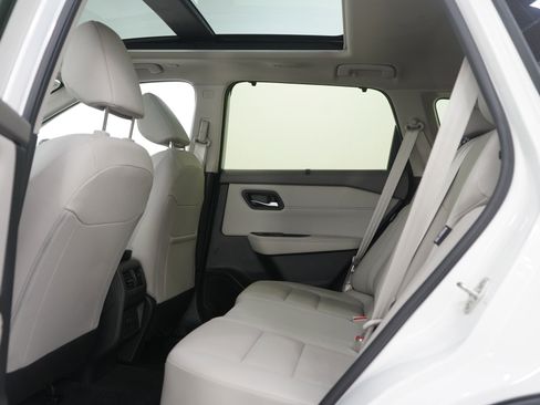 Used 2023 Nissan Rogue SV w/ SV Premium B Package image 18