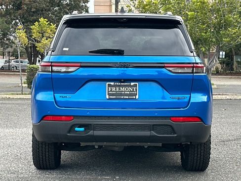 New 2023 Jeep Grand Cherokee Trailhawk w/ Advanced Protech Group II AWD/4WD image 4
