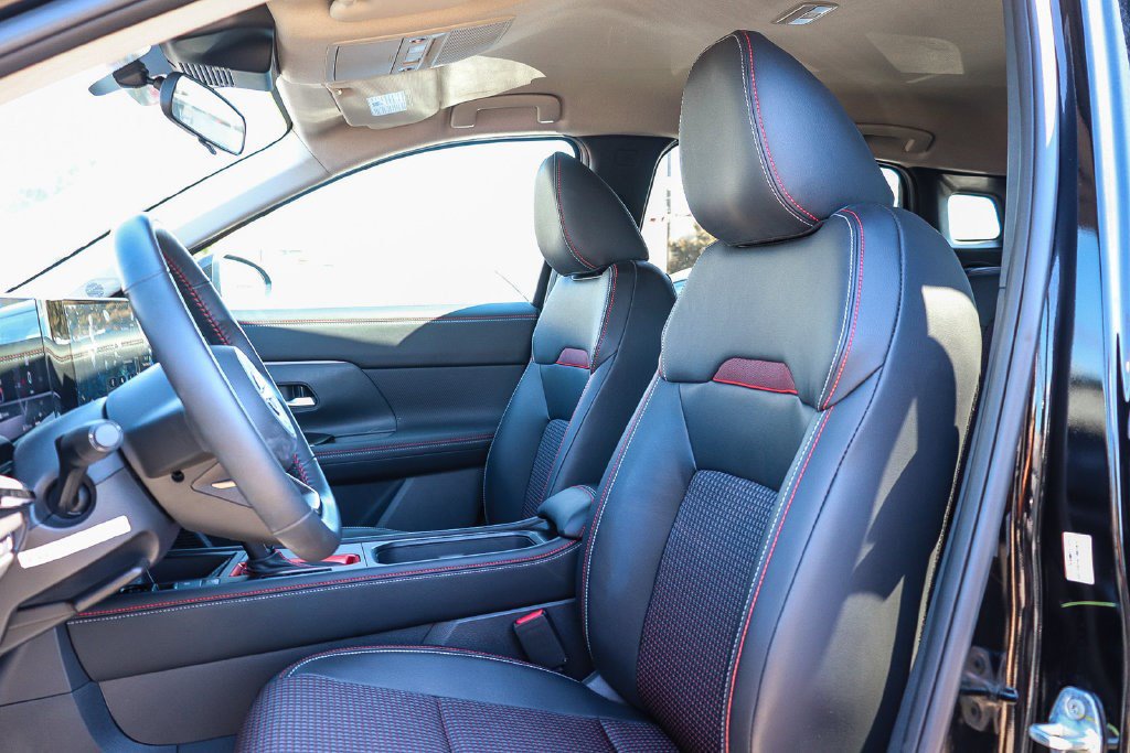Used 2025 Nissan Kicks SR FWD image 17