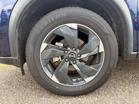 Used 2024 Nissan Rogue SV AWD/4WD image 9
