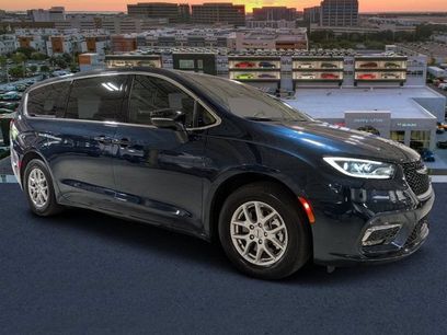 Used 2025 Chrysler Pacifica Select