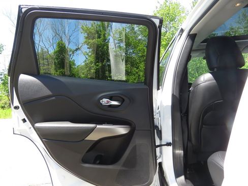 Used 2021 Jeep Cherokee Limited AWD/4WD image 19